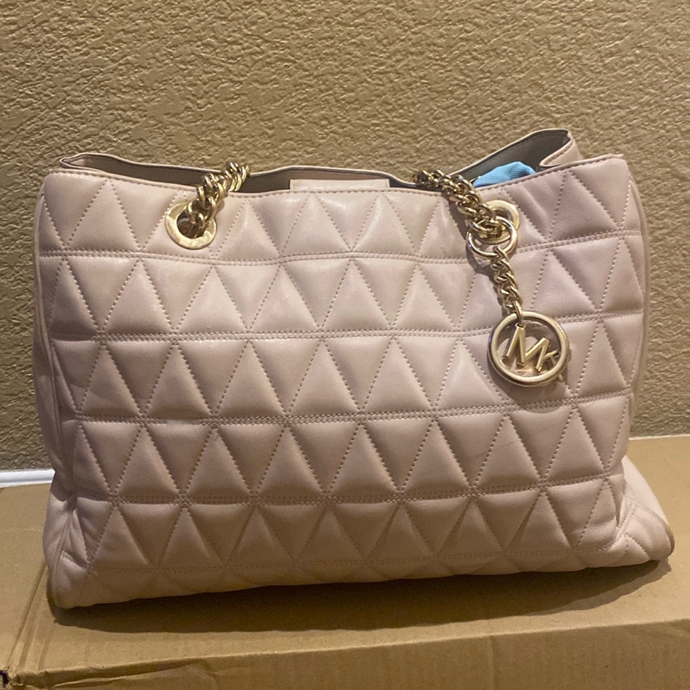 Micheal Kors purse, light lan leather bag.
